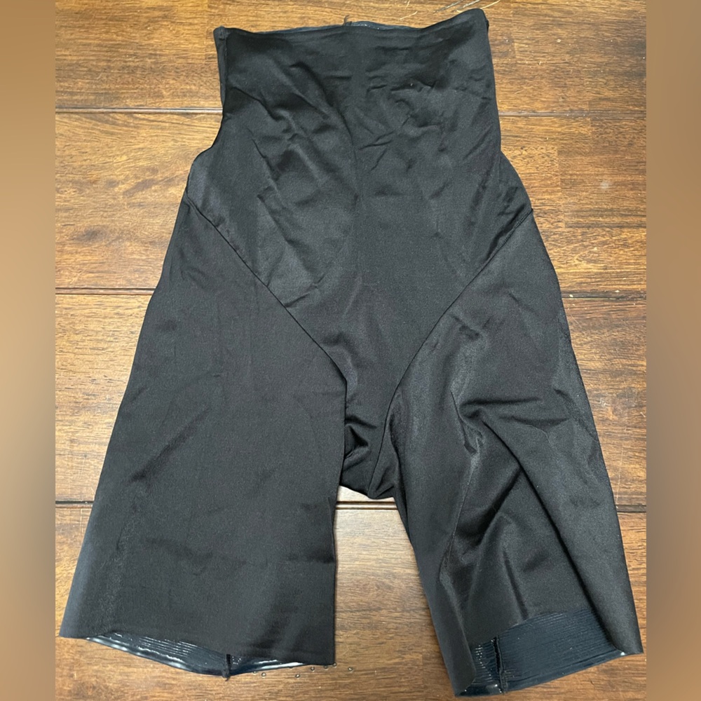 Soma Black Thigh Slimmer